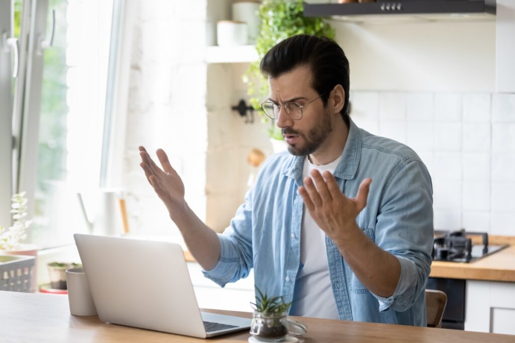 Imagen de una persona mirando un video en una pantalla con una expresión de alerta y duda, con un fondo de código binario
