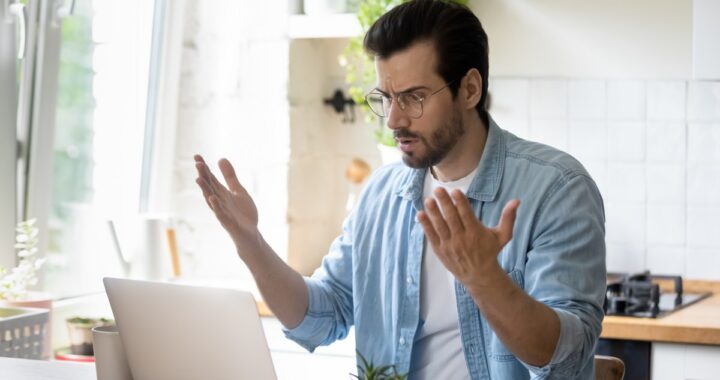 Imagen de una persona mirando un video en una pantalla con una expresión de alerta y duda, con un fondo de código binario