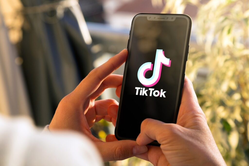 Captura de la configuración oculta de TikTok que permite a la IA clonar voces de usuarios sin su consentimiento explícito