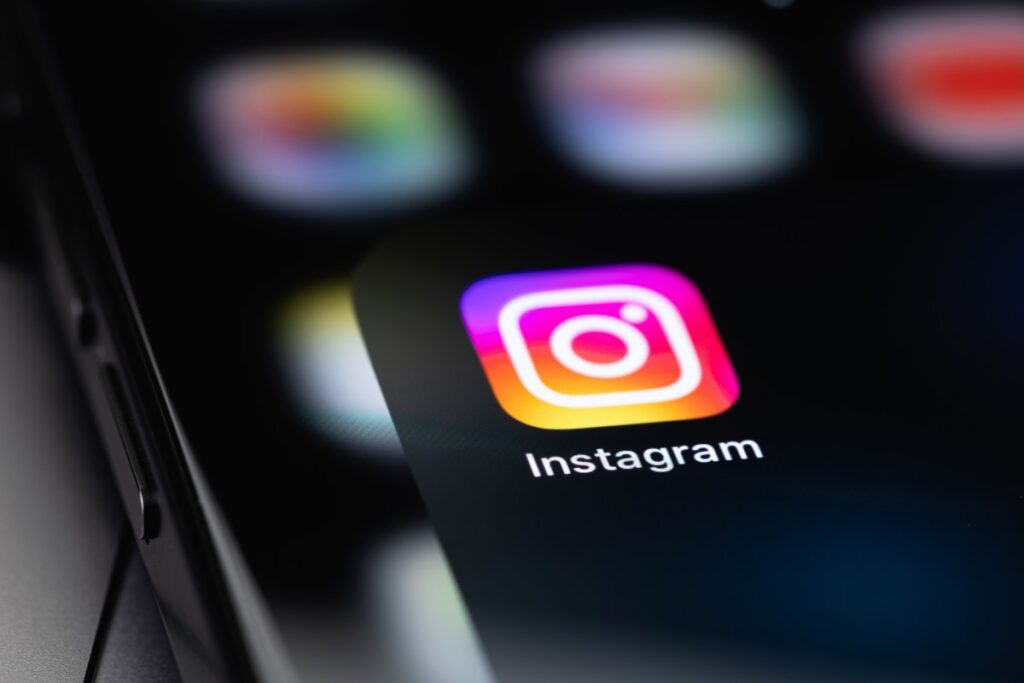 Una persona subiendo una foto con un teléfono Android para publicarla en Instagram con alta calidad