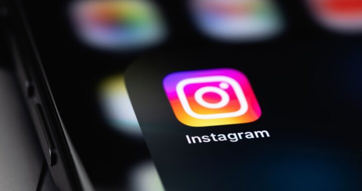 Una persona subiendo una foto con un teléfono Android para publicarla en Instagram con alta calidad