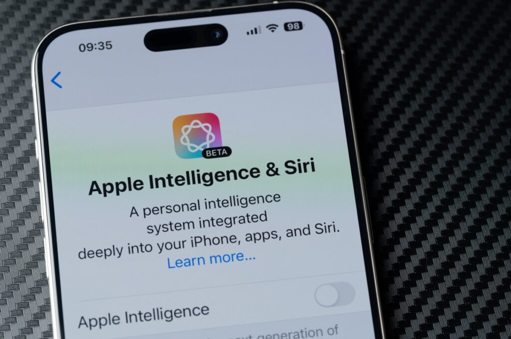 Imagen de un iPhone con Siri en pantalla, mostrando una respuesta inteligente y personalizada.
