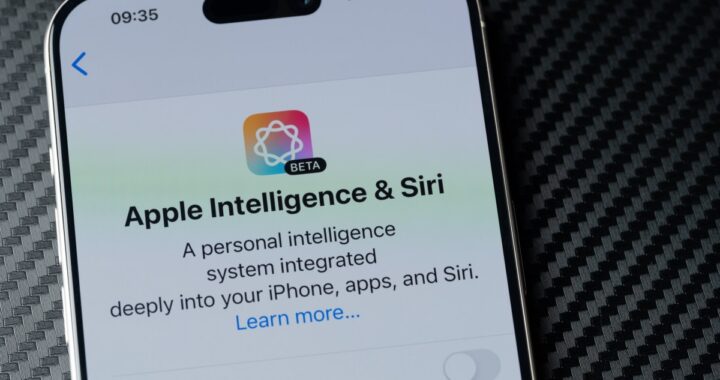 Imagen de un iPhone con Siri en pantalla, mostrando una respuesta inteligente y personalizada.