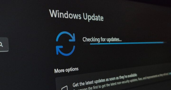 Una pantalla de carga de Windows con un círculo giratorio