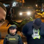 Escena del crimen en Cartagena con policía investigando homicidio por sicariato