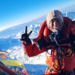 Escaladora en la zona de la muerte del Everest con equipo de oxígeno y paisaje nevado