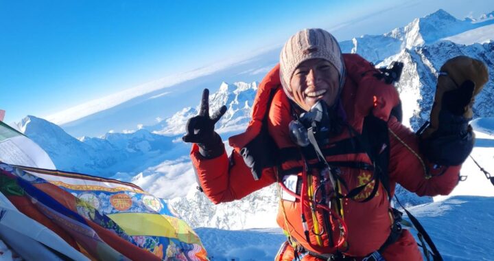 Escaladora en la zona de la muerte del Everest con equipo de oxígeno y paisaje nevado