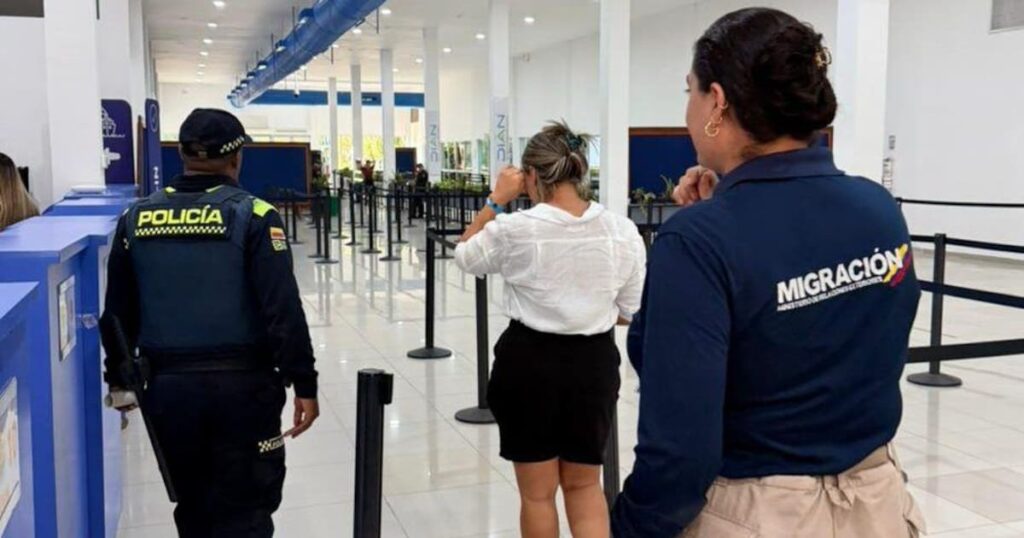 Oficiales revisan un permiso de viaje falso a un adolescente en el puerto de Cartagena antes de embarcar en un crucero