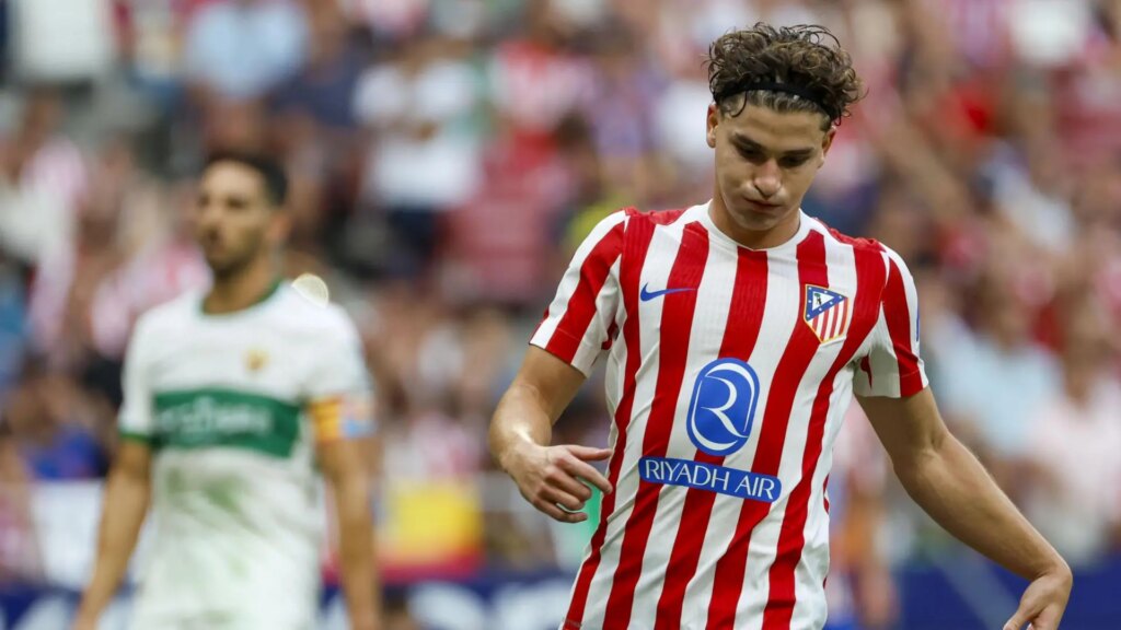 Aficionados del Atleti mostrando su rechazo a Julián Álvarez en el Metropolitano