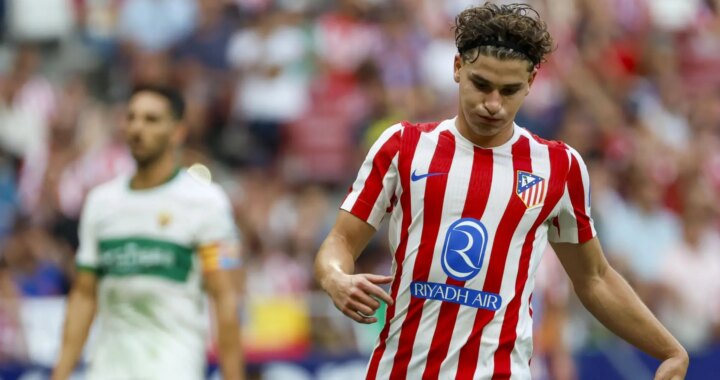 Aficionados del Atleti mostrando su rechazo a Julián Álvarez en el Metropolitano