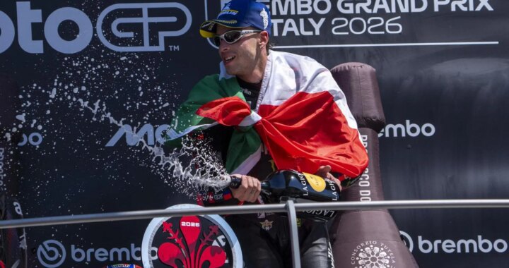 Marco Bezzecchi llorando en el podio de Mugello tras su victoria histórica con la Aprilia, rodeado de multitudes