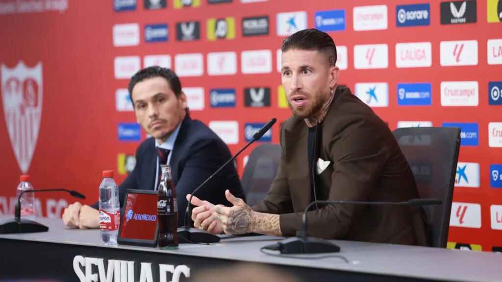 Documento legal con el logo del Sevilla y la frase 'meses de engaño' sobre una mesa de negociaciones rotas