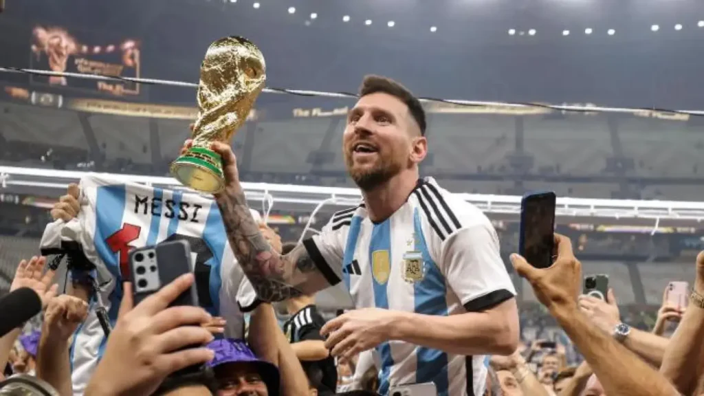 Lionel Messi sonríe con la escultura del Premio Princesa de Asturias 2026 en sus manos, rodeado del jurado