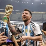 Lionel Messi sonríe con la escultura del Premio Princesa de Asturias 2026 en sus manos, rodeado del jurado