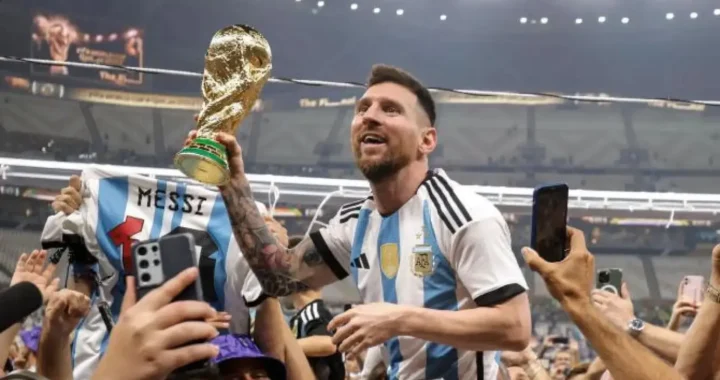 Lionel Messi sonríe con la escultura del Premio Princesa de Asturias 2026 en sus manos, rodeado del jurado