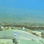 Explosión en la Terminal 1 del aeropuerto de Kuwait tras impacto de dron, con humo negro y escombros volando