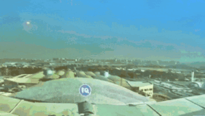 Explosión en la Terminal 1 del aeropuerto de Kuwait tras impacto de dron, con humo negro y escombros volando