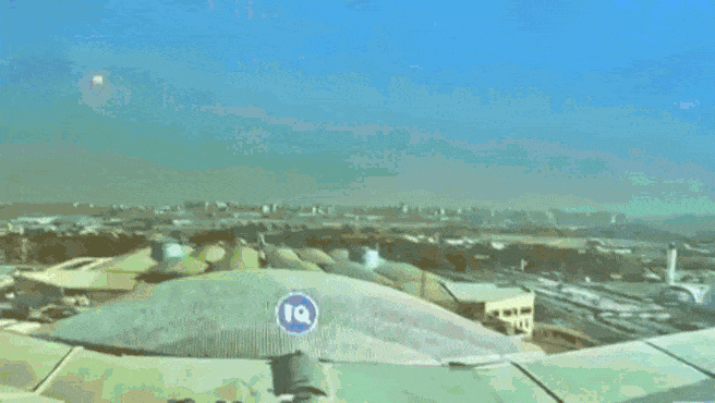 Explosión en la Terminal 1 del aeropuerto de Kuwait tras impacto de dron, con humo negro y escombros volando