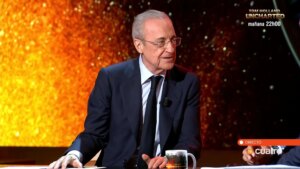 Florentino Pérez en rueda de prensa señalando un documento con la cifra '150 millones' y el logo de la Champions de fondo