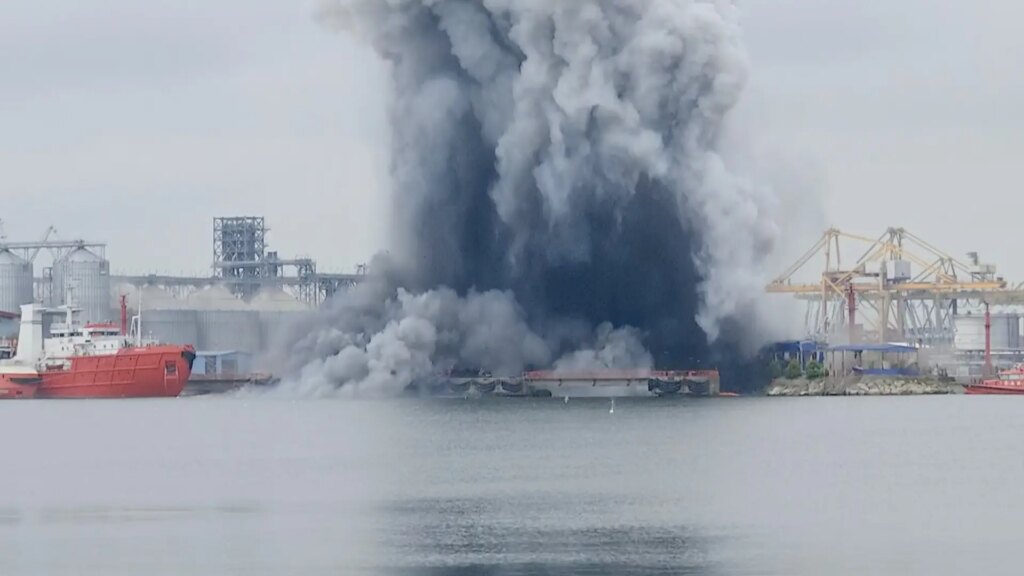 Restos de un dron naval explotado en el muelle 78 del puerto de Constanza, con la OTAN en alerta máxima