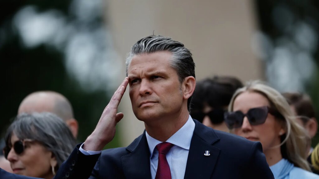 Pete Hegseth en el Cementerio Estadounidense de Colleville-sur-Mer durante discurso sobre migración y Día D