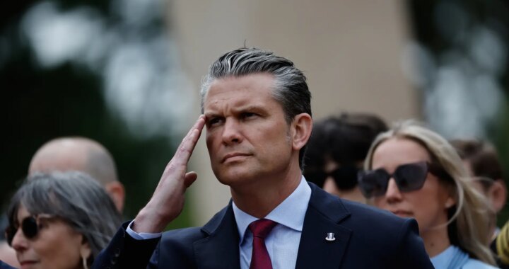 Pete Hegseth en el Cementerio Estadounidense de Colleville-sur-Mer durante discurso sobre migración y Día D