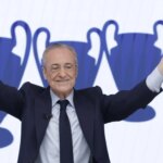 Florentino Pérez en rueda de prensa tras elecciones del Real Madrid con carteles de 'El Madrid no se vende' al fondo