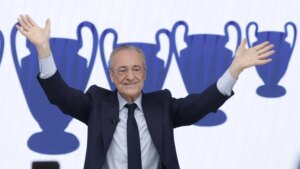Florentino Pérez en rueda de prensa tras elecciones del Real Madrid con carteles de 'El Madrid no se vende' al fondo