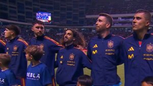 Jugadores de la selección española sonriendo durante el himno largo en el estadio de Puebla