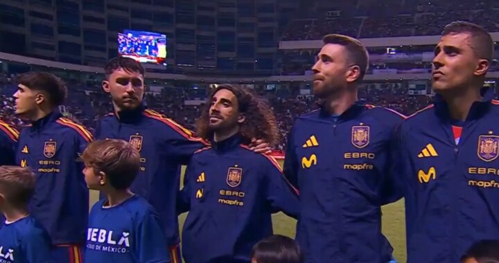 Jugadores de la selección española sonriendo durante el himno largo en el estadio de Puebla