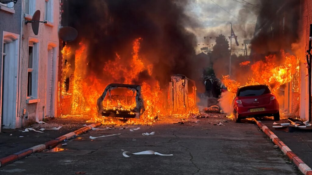 Protestas violentas en Belfast con fuego y consignas xenófobas contra inmigrantes