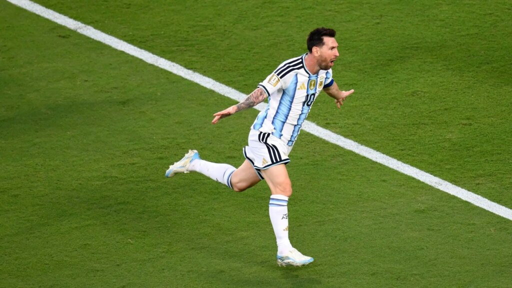 Lionel Messi celebra su triplete en su debut con una sonrisa y brazos abiertos en el campo