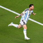Lionel Messi celebra su triplete en su debut con una sonrisa y brazos abiertos en el campo