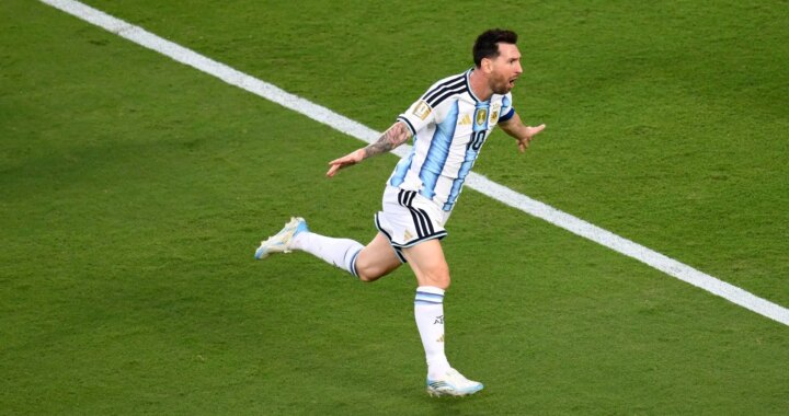 Lionel Messi celebra su triplete en su debut con una sonrisa y brazos abiertos en el campo