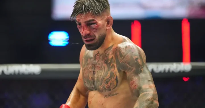 Ilia Topuria en combate contra Justin Gaethje mostrando lesiones tras la pelea
