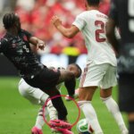 Koné abandona el campo con la pierna rota tras un entradón en Canadá-Catar del Mundial