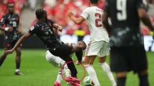 Koné abandona el campo con la pierna rota tras un entradón en Canadá-Catar del Mundial