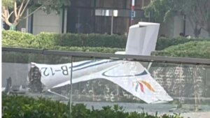 Avioneta estrellada contra el rascacielos más alto de Pekín, imagen del impacto y alarma urbana