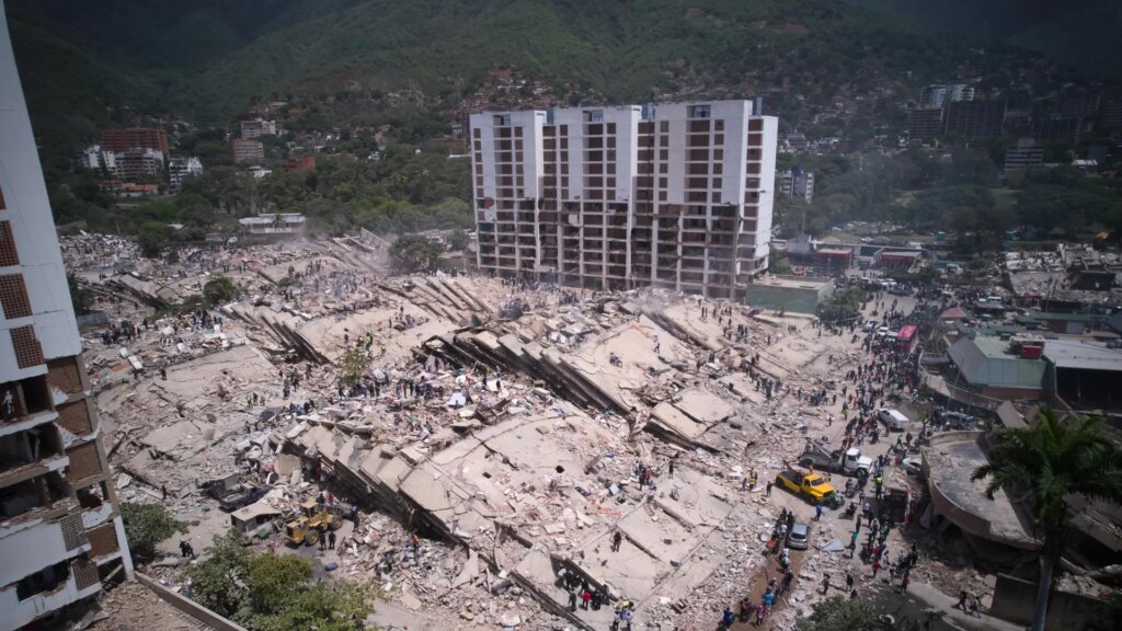 Equipos de rescate internacional trabajando en escombros tras el doble terremoto en Venezuela