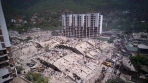Equipos de rescate internacional trabajando en escombros tras el doble terremoto en Venezuela