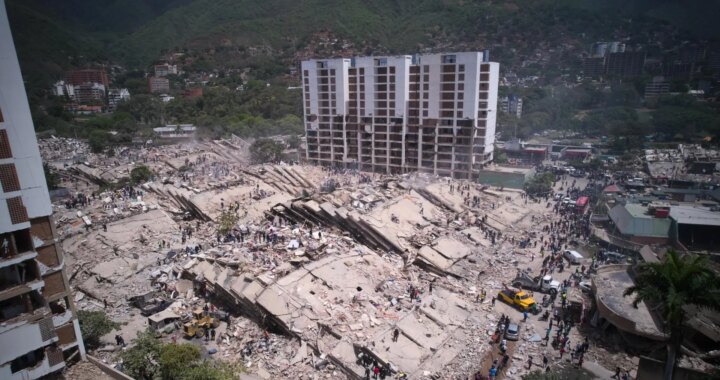 Equipos de rescate internacional trabajando en escombros tras el doble terremoto en Venezuela