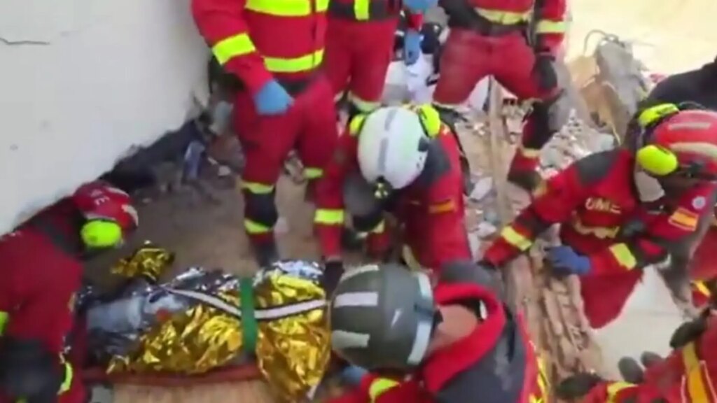 Equipo de la UME en operación de rescate bajo escombros en La Guaira