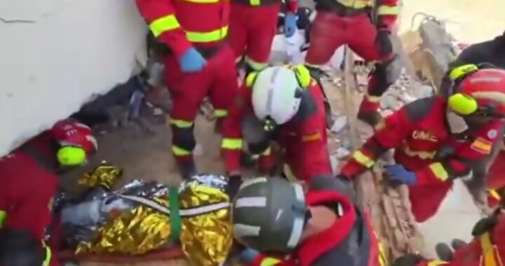 Equipo de la UME en operación de rescate bajo escombros en La Guaira