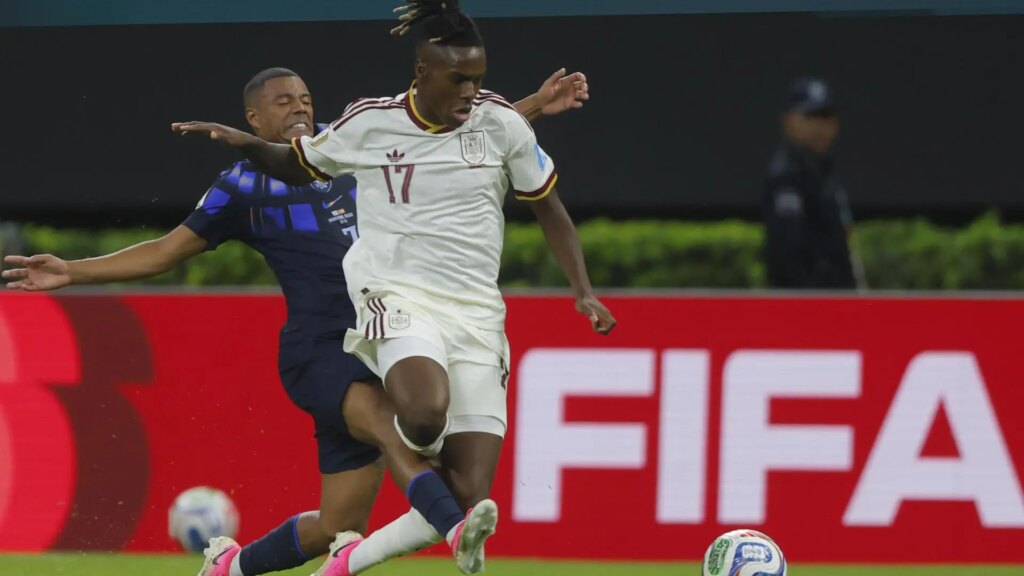 Nico Williams del Athletic Club en actitud serena tras el incidente con Uruguay