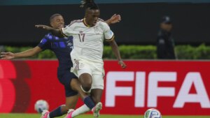 Nico Williams del Athletic Club en actitud serena tras el incidente con Uruguay