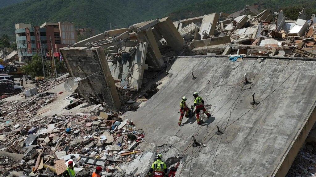 Rescatistas trabajando entre escombros en La Guaira tras el terremoto en Venezuela