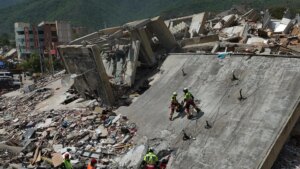 Rescatistas trabajando entre escombros en La Guaira tras el terremoto en Venezuela