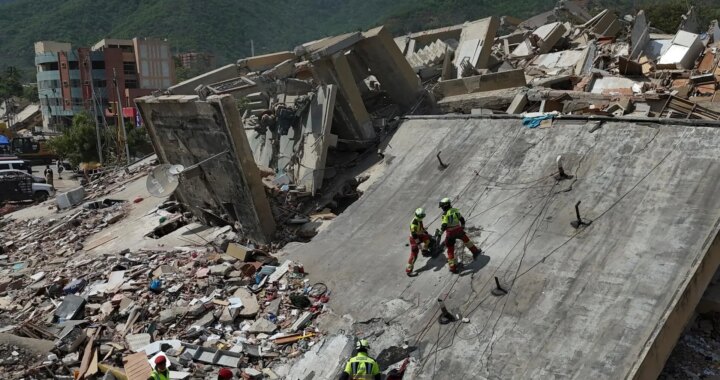 Rescatistas trabajando entre escombros en La Guaira tras el terremoto en Venezuela