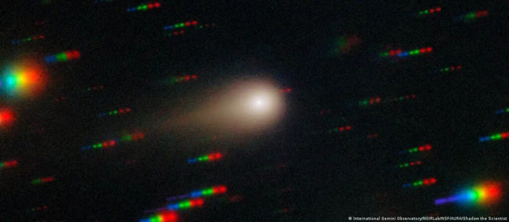 Representación artística del cometa interestelar 3I/ATLAS en el vacío cósmico, sin señales de tecnología