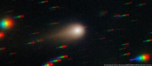 Representación artística del cometa interestelar 3I/ATLAS en el vacío cósmico, sin señales de tecnología